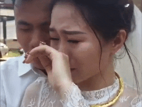 Clip 'lấy chồng xa khổ lắm ai ơi' gây xúc động mạnh