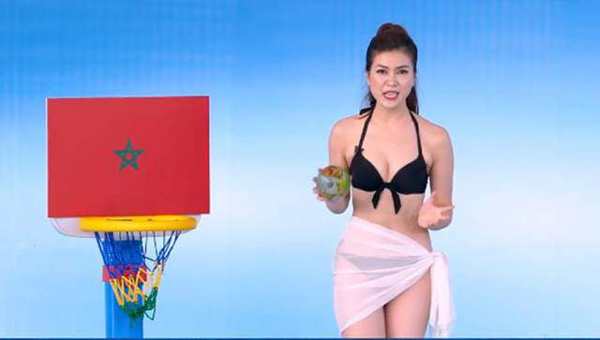 Lạ đời phong cách thời trang của MC nữ: càng cắt xẻ hở hang, nude hay thả rông càng tốt?-4