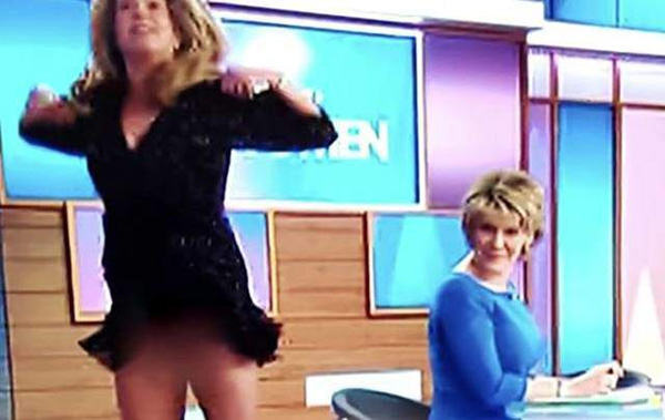 Lạ đời phong cách thời trang của MC nữ: càng cắt xẻ hở hang, nude hay thả rông càng tốt?-10