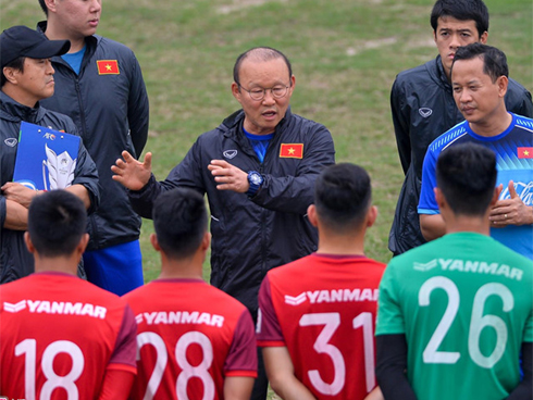 Quang Hải, Đình Trọng nhăn nhó khi đi bộ thể dục lúc 12h trưa-13