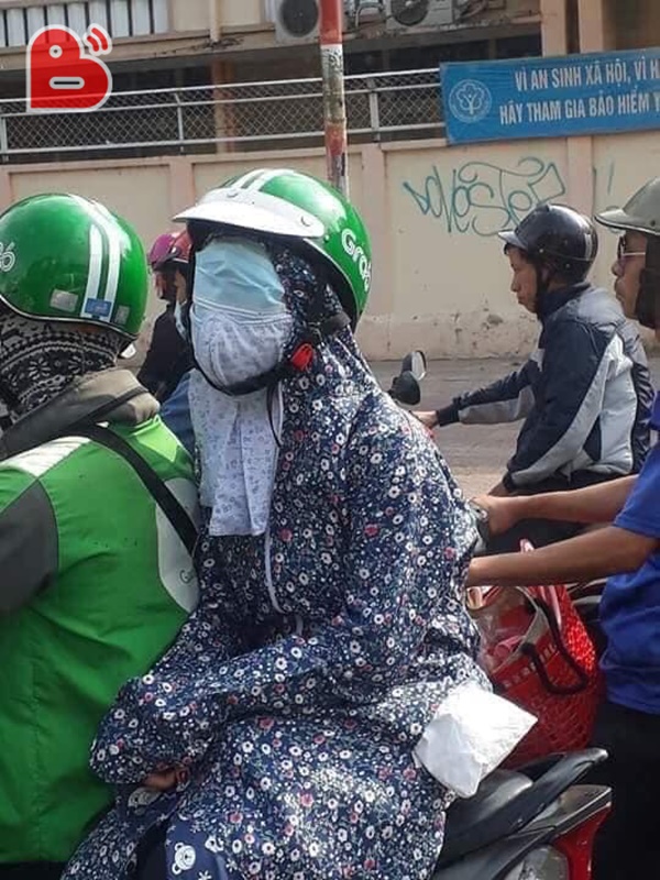 Đeo khẩu trang nhầm chỗ, nữ ninja khiến cả phố lo lắng thay-1