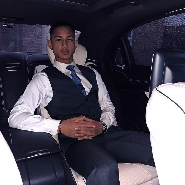 Cầu thủ đẹp trai nhất thế giới sắp sang Việt Nam: Cháu đích tôn Quốc vương Brunei, sở hữu gia sản nghìn tỷ nhưng chỉ thích đá bóng-1