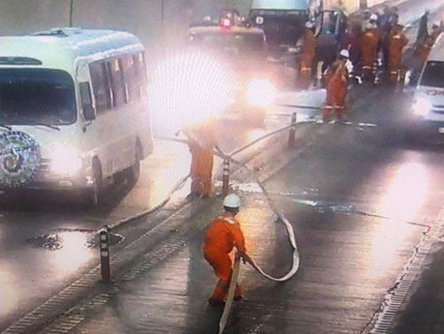 Nhiều nhà dân bốc cháy, người dân ném chai nước khoáng vào dập lửa-4