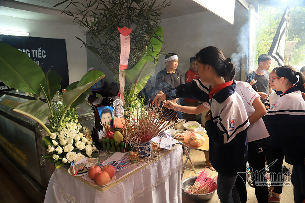 Không biết mặt bố, xa mẹ: Nam sinh chết đuối lạnh lẽo bên bà ngoại-13