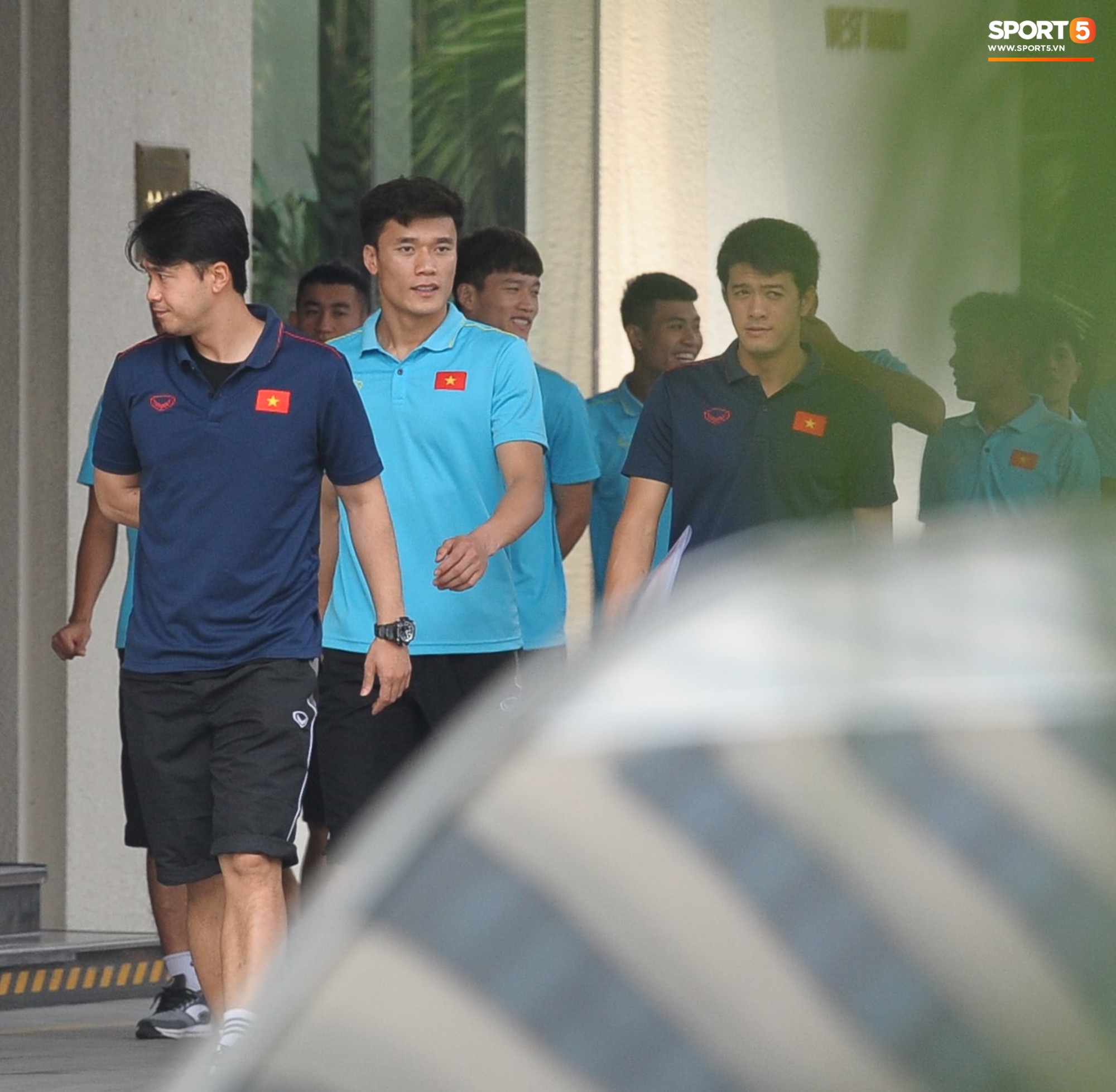 Quang Hải, Đình Trọng nhăn nhó khi đi bộ thể dục lúc 12h trưa-1