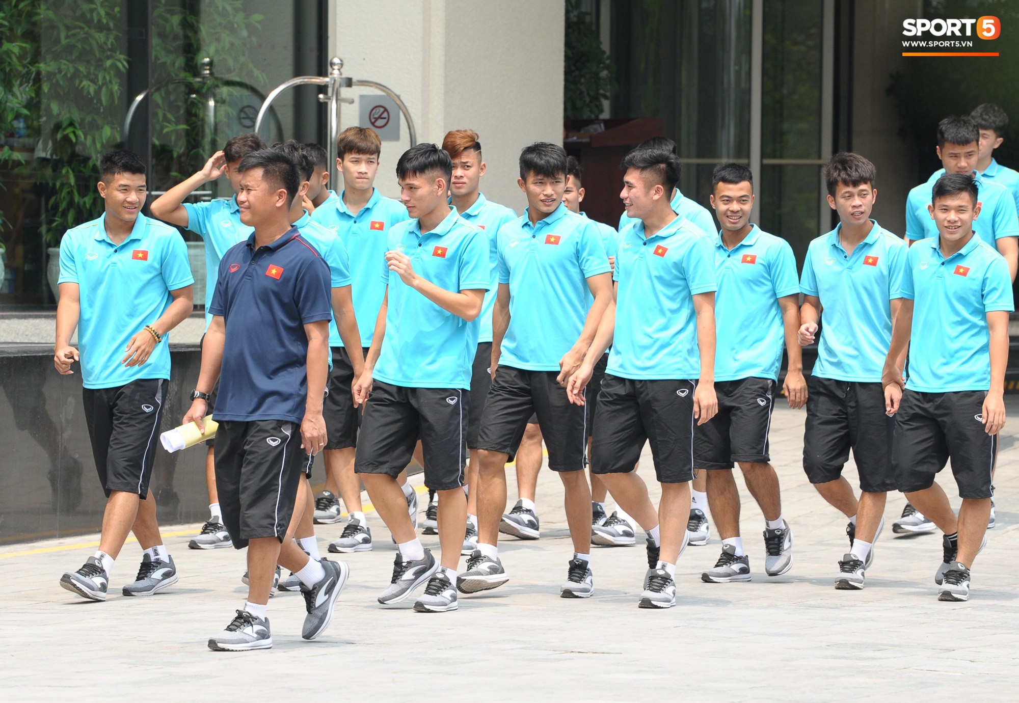 Quang Hải, Đình Trọng nhăn nhó khi đi bộ thể dục lúc 12h trưa-5
