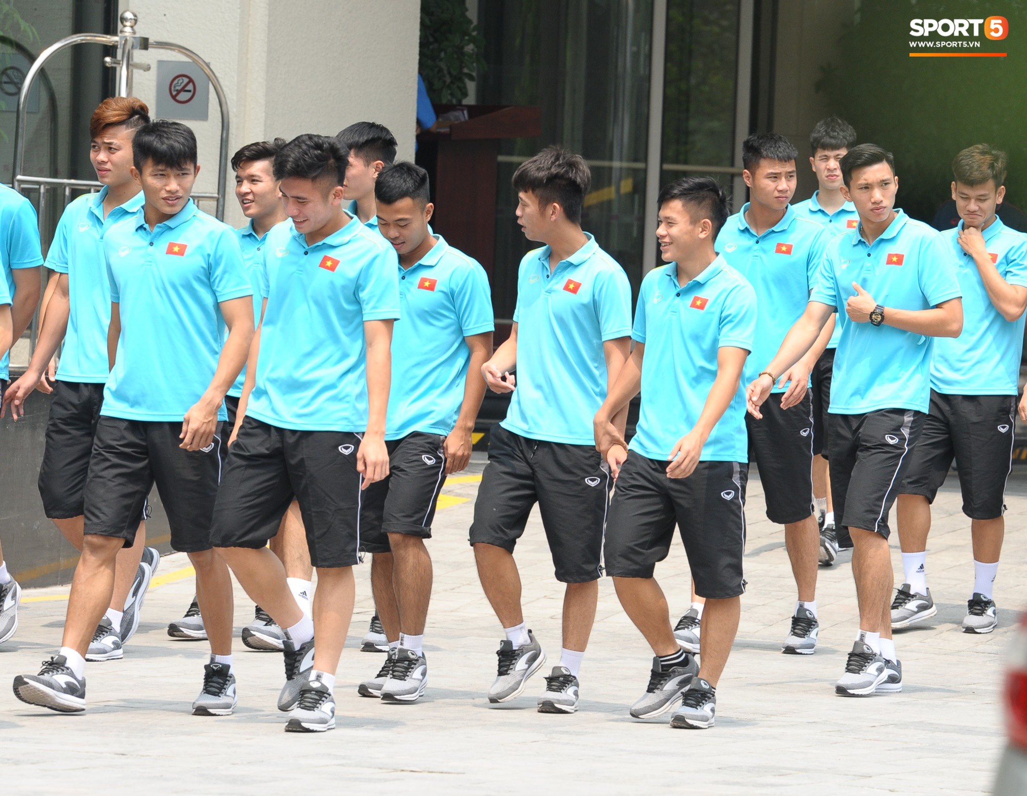 Quang Hải, Đình Trọng nhăn nhó khi đi bộ thể dục lúc 12h trưa-2