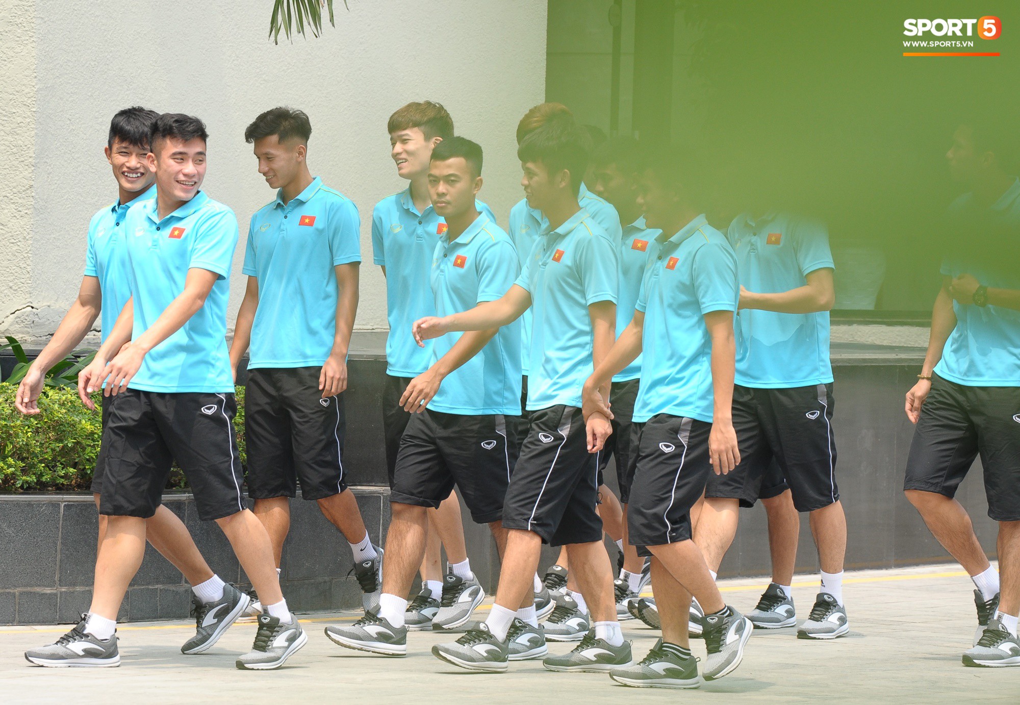 Quang Hải, Đình Trọng nhăn nhó khi đi bộ thể dục lúc 12h trưa-6