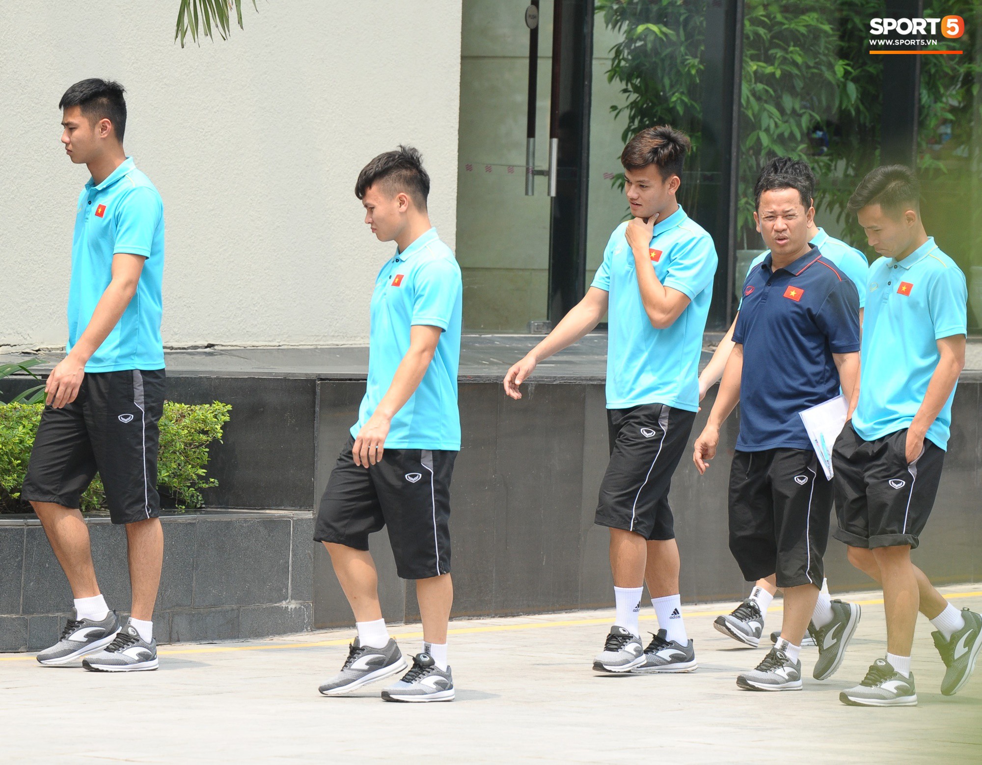 Quang Hải, Đình Trọng nhăn nhó khi đi bộ thể dục lúc 12h trưa-4