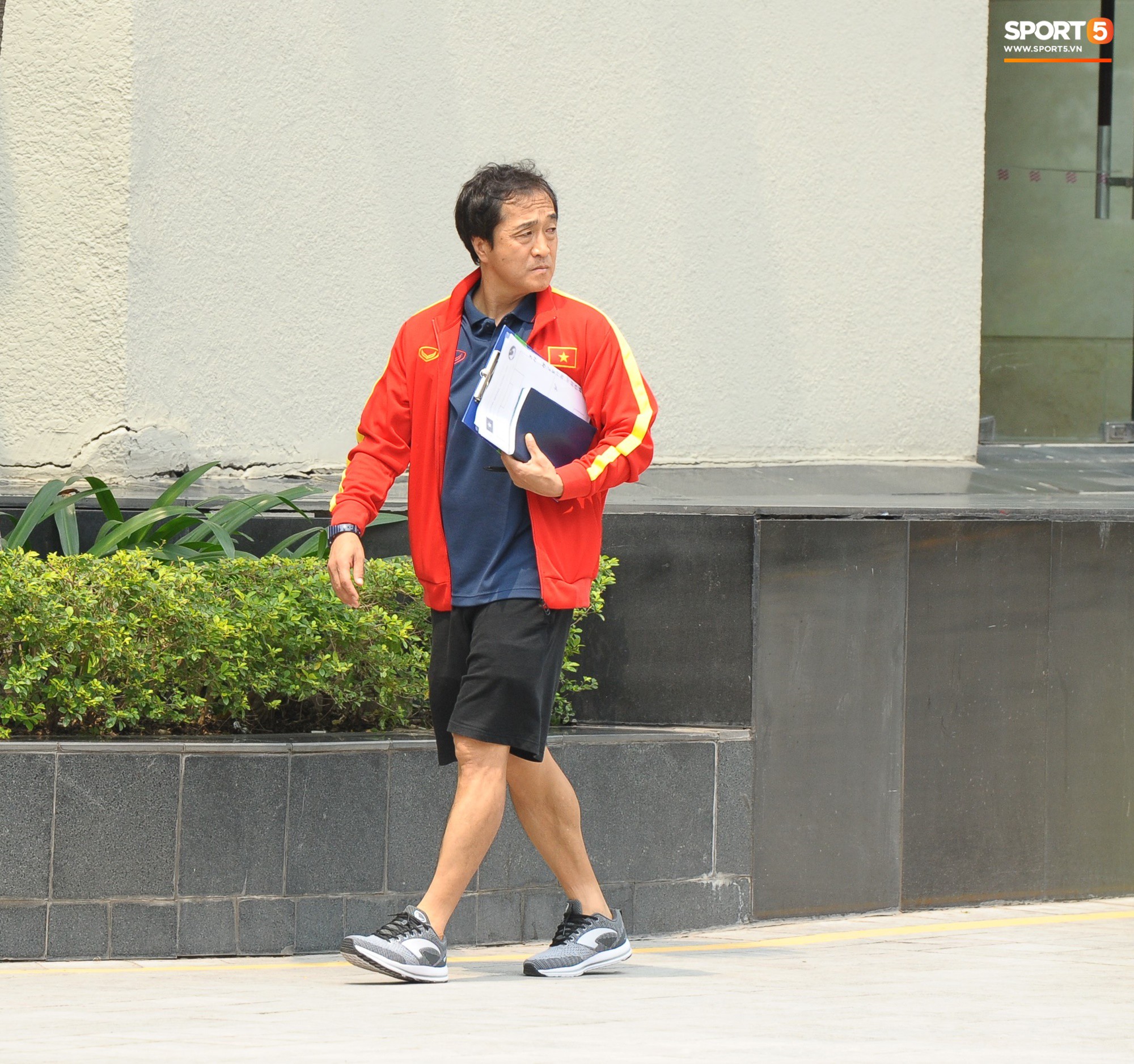 Quang Hải, Đình Trọng nhăn nhó khi đi bộ thể dục lúc 12h trưa-9