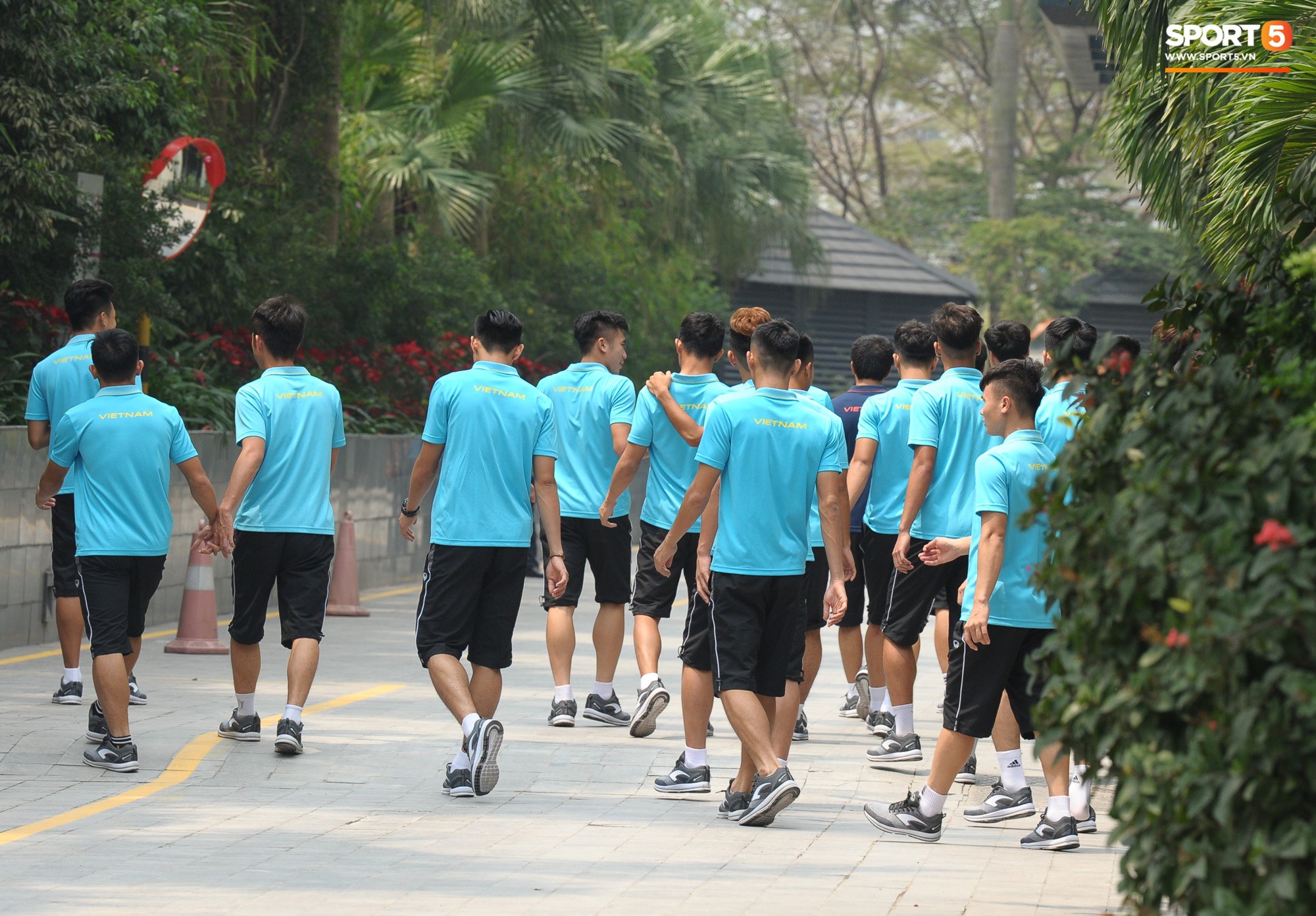 Quang Hải, Đình Trọng nhăn nhó khi đi bộ thể dục lúc 12h trưa-7