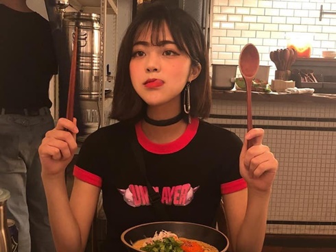 Bị đá, cô gái ngồi sụp xuống ôm chân bạn trai, khóc lóc níu kéo trên đường-3