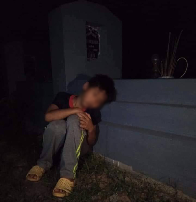 Hoàn cảnh thật sự của bé trai mồ côi ngày nào cũng ra ngồi cạnh mộ bà nội tới khuya lấy đi nhiều nước mắt của cộng đồng mạng-1