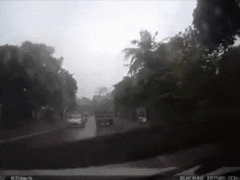 CLIP: Tài xế bị giang hồ tát thẳng tay dù chỉ chờ câu xin lỗi sau va chạm-1