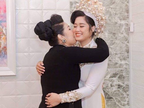Chỉ một câu chúc mừng sinh nhật con gái thôi mà Hồng Vân lấy đi nước mắt của bao người
