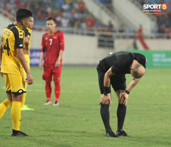 Hy hữu: Trọng tài điều khiển trận đấu của U23 Việt Nam suýt phải rời sân vì... chấn thương-2