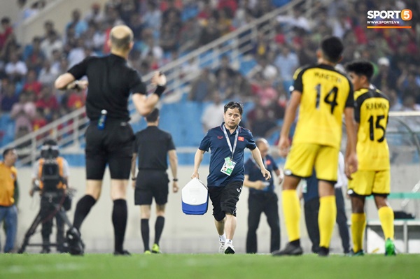 Hy hữu: Trọng tài điều khiển trận đấu của U23 Việt Nam suýt phải rời sân vì... chấn thương-5