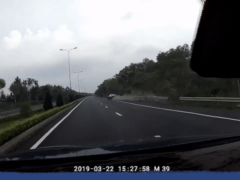 Đà Lạt: Kinh hoàng ô tô bay qua dải phân cách, tông trực diện vào xe 7 chỗ khiến 1 người chết 3 người bị thương