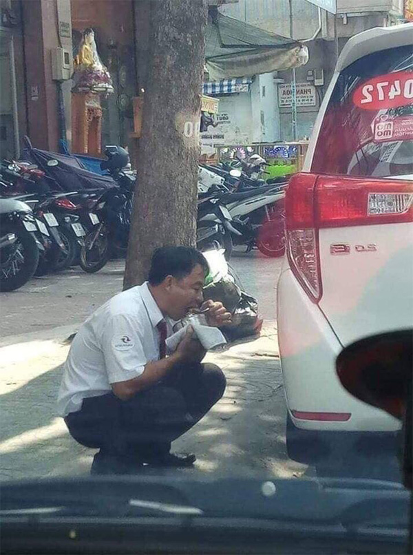 Hình ảnh người tài xế taxi ăn vội gói xôi bên vệ đường khiến dân mạng xót xa-2
