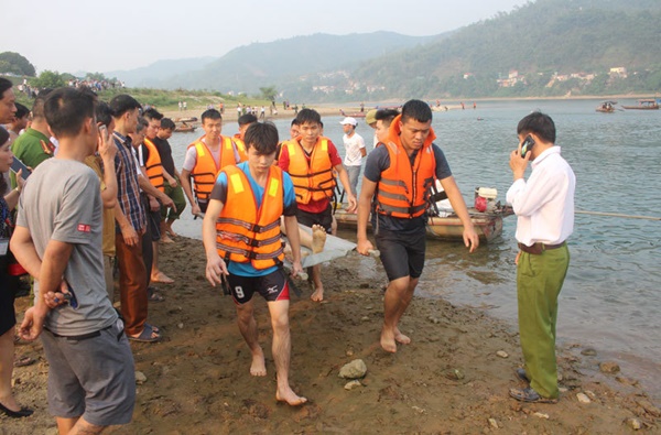 Phút đối mặt tử thần đưa thi thể 8 học sinh đuối nước lên bờ-4