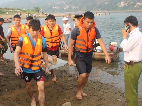 Phút đối mặt tử thần đưa thi thể 8 học sinh đuối nước lên bờ