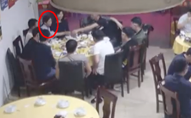 Đi với bạn bị uống ly rượu pha thuốc lắc, thiếu nữ bàng hoàng khi sự thật hé lộ-1