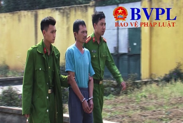 Chạm mặt 2 đối tượng hiếp dâm và vợ Bùi Văn Công trong trại giam-2