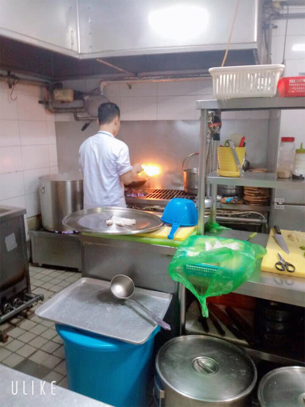 Chàng trai cầm bát mỳ ăn vội dưới góc bếp và nỗi niềm phía sau không phải ai cũng hiểu-2