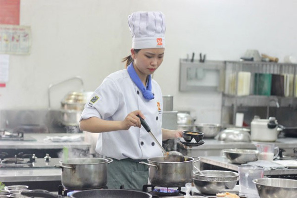 Chàng trai cầm bát mỳ ăn vội dưới góc bếp và nỗi niềm phía sau không phải ai cũng hiểu-3