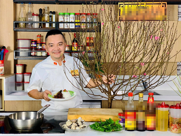 Chàng trai cầm bát mỳ ăn vội dưới góc bếp và nỗi niềm phía sau không phải ai cũng hiểu-4