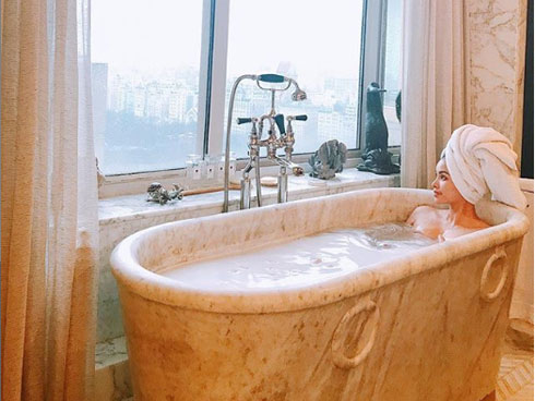 Khoe quà cầu hôn lãng mạn, Phạm Hương khiến fan nghi ngờ ngày lên xe hoa sắp đến-5