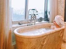 Phạm Hương khoe ảnh nóng bỏng trong bồn tắm sau loạt hình "thả thính" thân hình thon gọn giữa tin đồn sinh con tại Mỹ Phạm Hương khoe ảnh nóng bỏng trong bồn tắm sau loạt hình "thả thính" thân hình thon gọn giữa tin đồn sinh con tại Mỹ