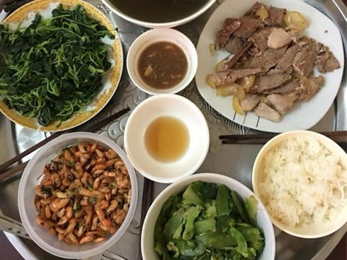 Ấm ức khi nấu mâm cơm 5 món mà vẫn bị chồng chê, vợ trẻ tâm phục khẩu phục khi được chị em