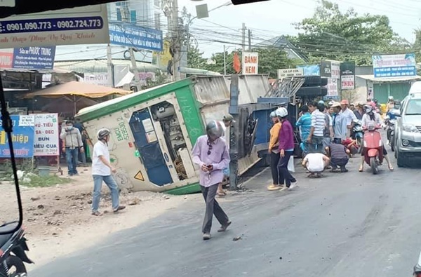 Đồng Tháp: Container bất ngờ lật ngang đè trúng nhiều người đi xe máy, 2 phụ nữ và 1 bé trai khoảng 2 tuổi tử vong-1