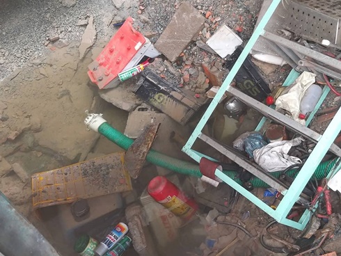 Clip: Hố tử thần nuốt chửng đầu xe container ở Hà Nội-1