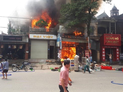 Nhiều nhà dân bốc cháy, người dân ném chai nước khoáng vào dập lửa
