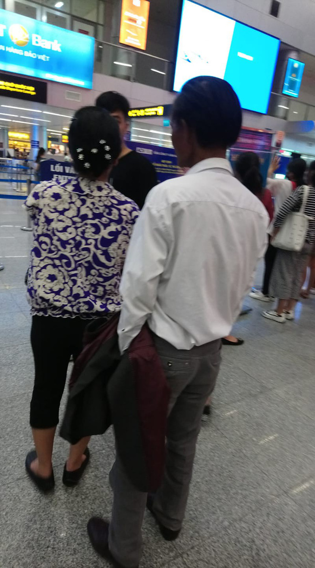 Con gái đi du học, mẹ không tiễn còn quát mày đi luôn đi nhưng con vừa đi khỏi lại lặng lẽ ngồi khóc một mình-5