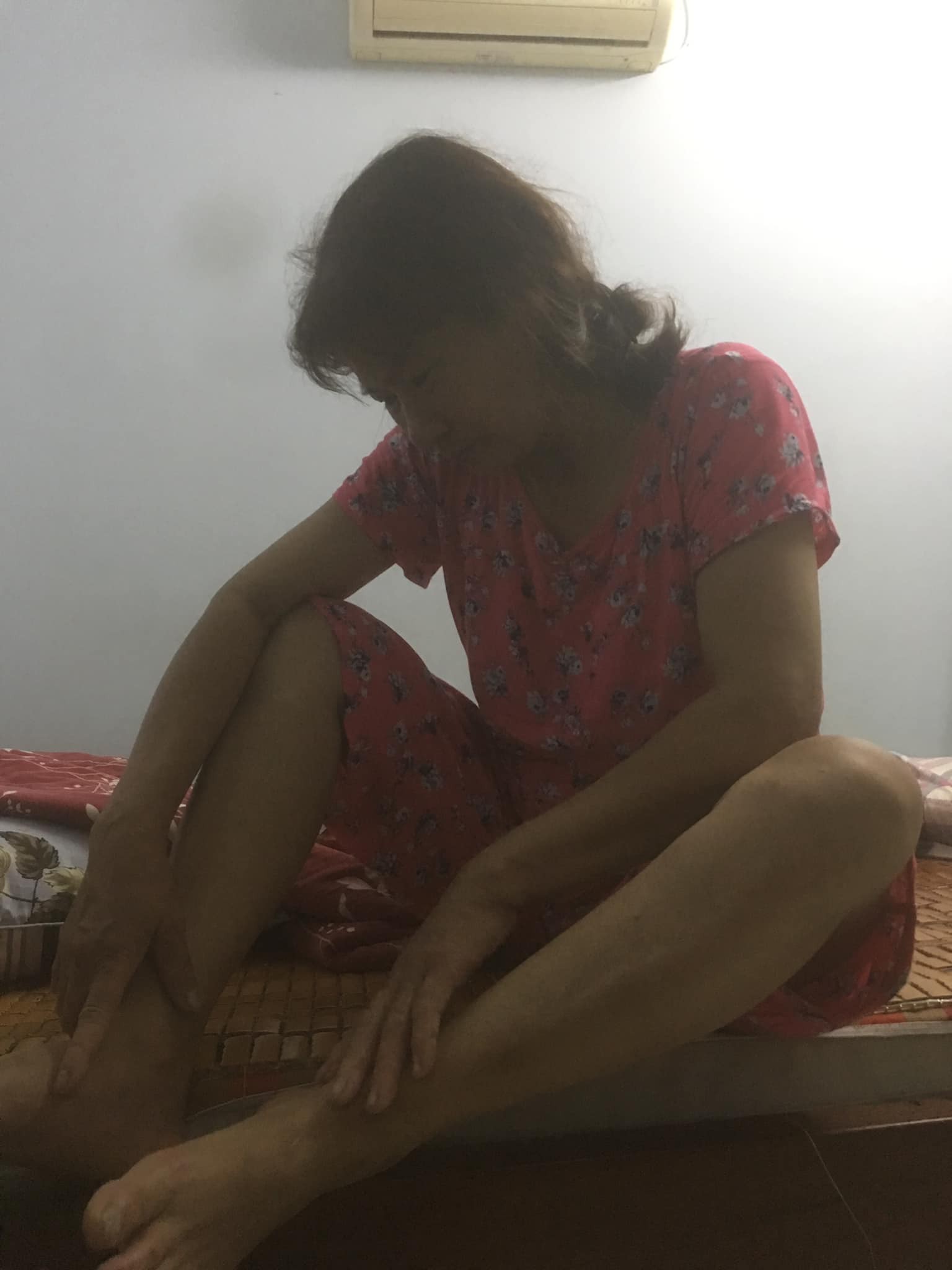 Con gái đi du học, mẹ không tiễn còn quát mày đi luôn đi nhưng con vừa đi khỏi lại lặng lẽ ngồi khóc một mình-1