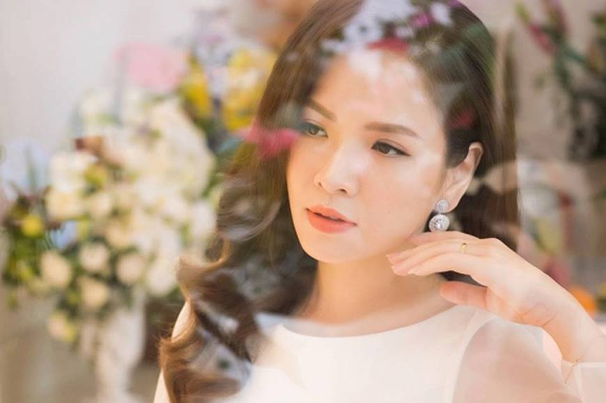 Chùm ảnh mới với biểu cảm nhan sắc ngọt ngào, thần thái nhẹ nhàng của MC Đan Lê-1