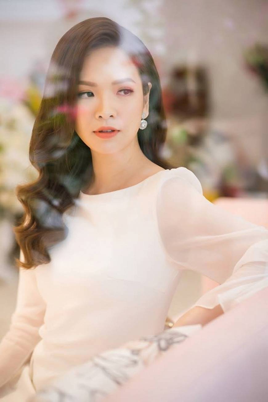 Chùm ảnh mới với biểu cảm nhan sắc ngọt ngào, thần thái nhẹ nhàng của MC Đan Lê-6