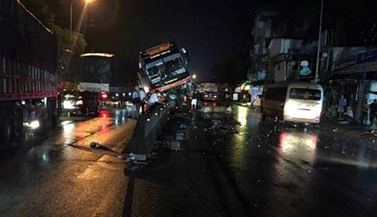 Thanh Hóa: Xe khách nằm vắt vẻo” trên dải phân cách, 40 hành khách hoảng loạn-1