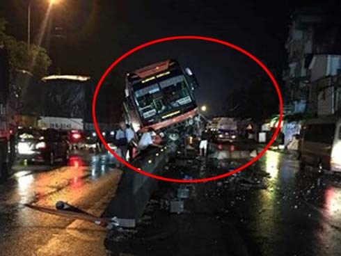 Thanh Hóa: Xe khách nằm “vắt vẻo” trên dải phân cách, 40 hành khách hoảng loạn