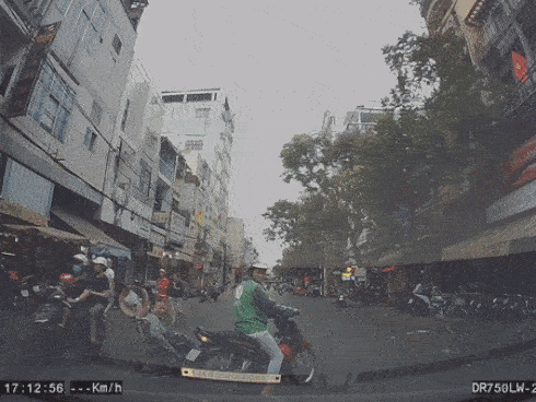 Clip: Tài xế Grabbike làm lá chắn giúp cụ già ngồi xe lăn qua đường