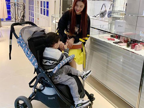 Chỉ bằng một động thái nhỏ này, Kỳ Hân liền được khen là nàng dâu khéo léo vun vén tình cảm với mẹ chồng