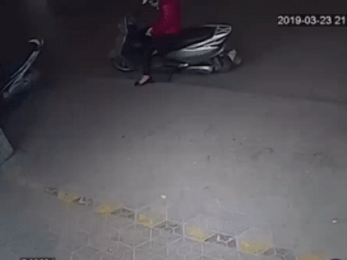 Clip chị ninja Lead” vừa đi vèo vèo vừa đánh võng, anh tài xế đi sau sợ hãi: Vợ ai thì ra đón về đi ạ”-3