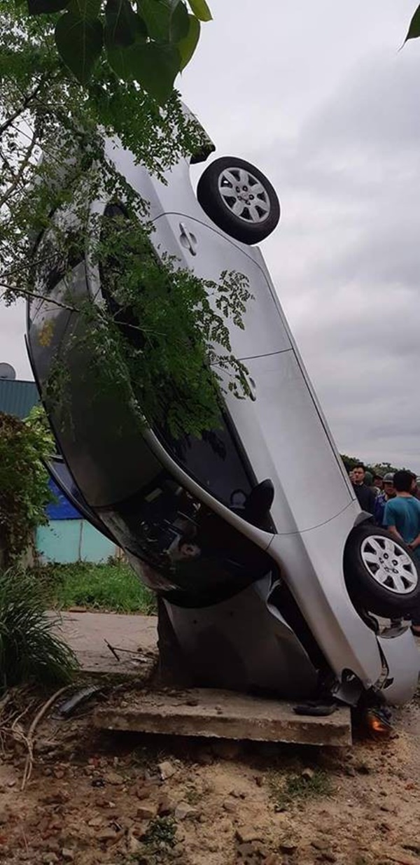 Ô tô trồng cây chuối đầy khó hiểu, dân mạng đau đầu đoán diễn biến trước đó-2