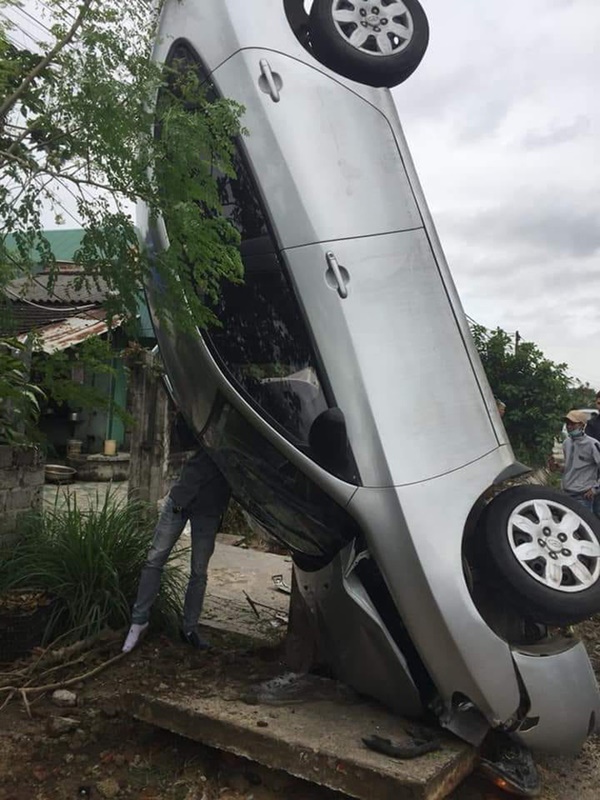 Ô tô trồng cây chuối đầy khó hiểu, dân mạng đau đầu đoán diễn biến trước đó-3