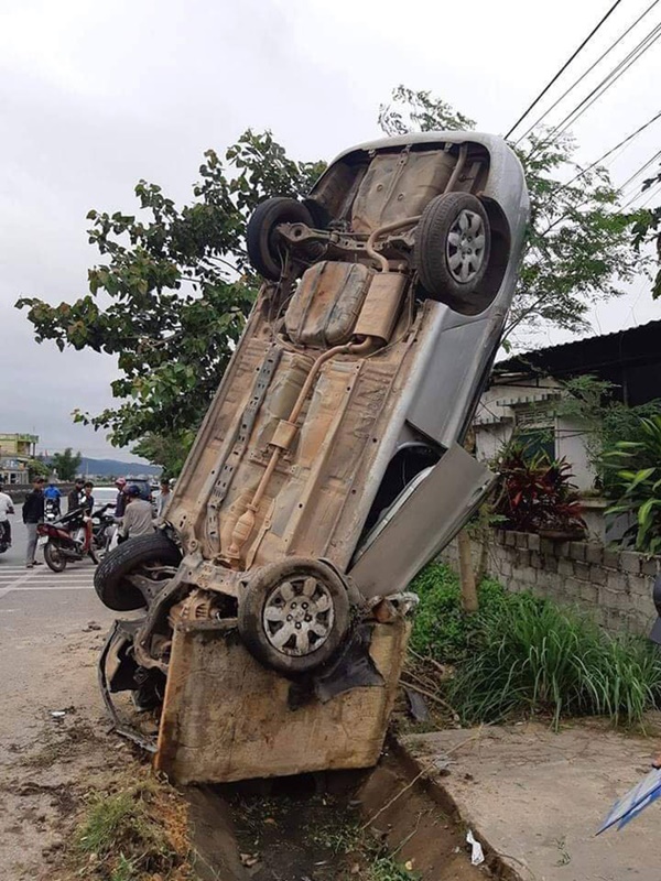 Ô tô trồng cây chuối đầy khó hiểu, dân mạng đau đầu đoán diễn biến trước đó-5