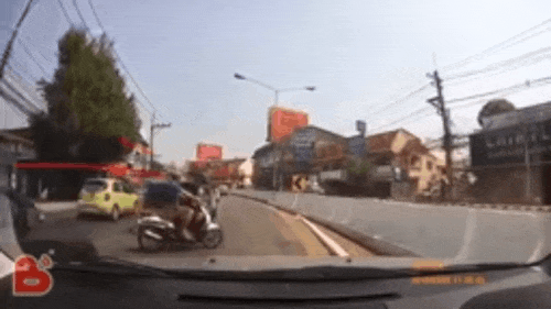 Quay thanh niên hổ báo đập kính ô tô, cụ già bị mắng có hành động hung hãn khiến tất cả bất ngờ-1