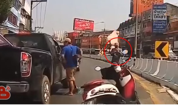 Quay thanh niên hổ báo đập kính ô tô, cụ già bị mắng có hành động hung hãn khiến tất cả bất ngờ-2